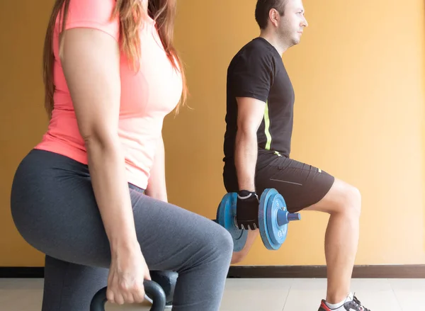 Birlikte spor yapan bir çiftin stok fotoğrafı.