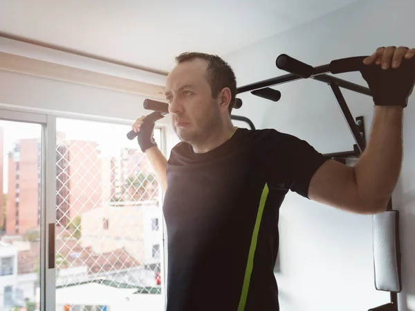 Evde spor yapan bir adamın stok fotoğrafı.