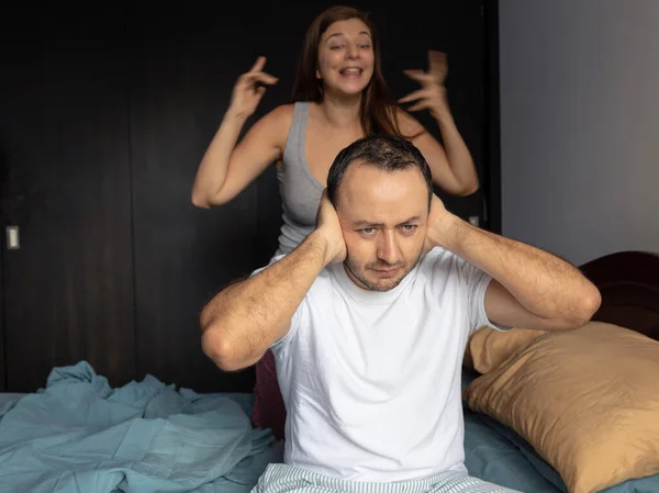 Kız arkadaşı ona bağırırken çaresiz bir adamın stok fotoğrafı.