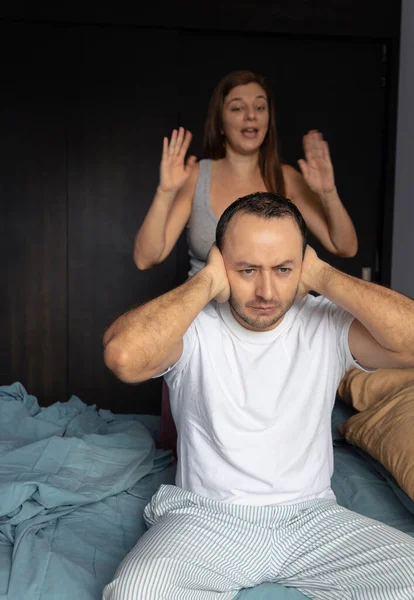 Kız arkadaşı ona bağırırken çaresiz bir adamın stok fotoğrafı.