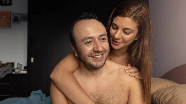 Erkek arkadaşını kucaklayan ve onunla konuşan bir kadının stok fotoğrafı.