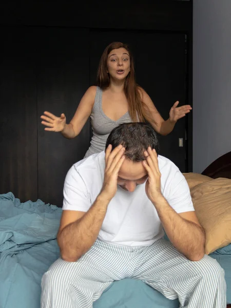 Kız arkadaşı ona bağırırken çaresiz bir adamın stok fotoğrafı.