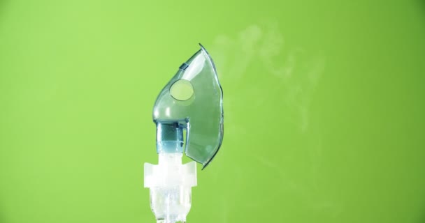 Medicina da gripe terapia inalador com nebulizador, vídeo de tela verde — Vídeo de Stock