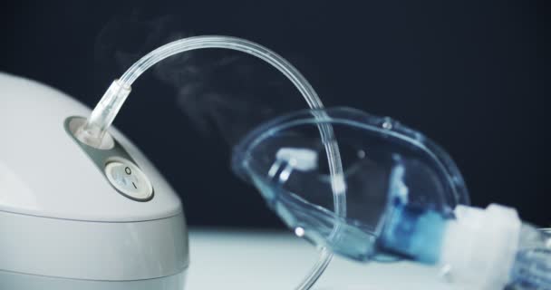 Hasta nezle tedavisi için nebulizatör kullanıyor. Virüs ilacı soluyor. — Stok video