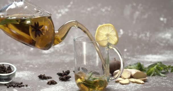 Grönt te i en vacker glastekanna, hälls i ett glas — Stockvideo