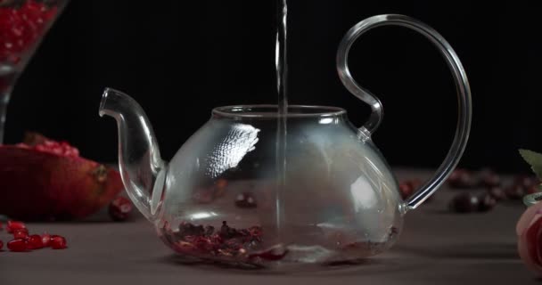 Ägyptischer Hibiskustee in einer schönen Teekanne — Stockvideo