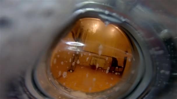 코로나 바이러스를 씻고 소독하기 위해 세탁기에서 실을 수있는 옷 — 비디오