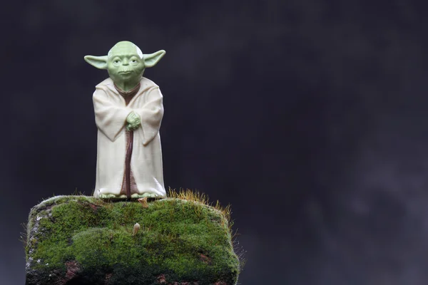 Yoda figura e musgo. Conceito de Ecologia — Fotografia de Stock