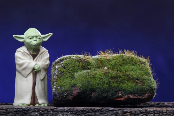 Yoda figur och moss. Ekologi-konceptet Stockfoto