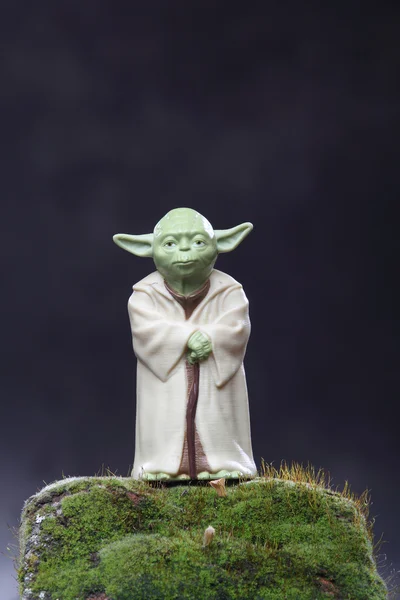 Yoda figur och moss. Ekologi-konceptet Royaltyfria Stockbilder