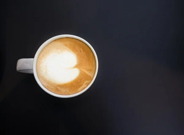 Κάτοψη του ΧΡΗΣΙΜΟΠΟΙΗΜΕΝΟ λευκό κούπα ζεστό καφέ — Φωτογραφία Αρχείου