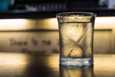 Masada soğuk içme suyu bir bardak