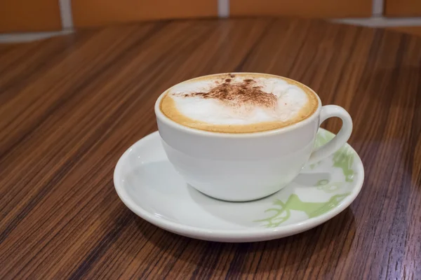 Tazza bianca contenente caffè cappuccino caldo sul tavolo — Foto Stock