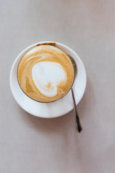 Ένα φλυτζάνι του latte καφέ με σχήμα καρδιάς σε κάτοψη — Φωτογραφία Αρχείου
