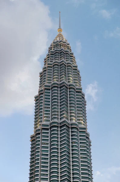 Куала-Лумпур, Малайзия - 29 февраля: Одна из башен-близнецов Петронас — стоковое фото