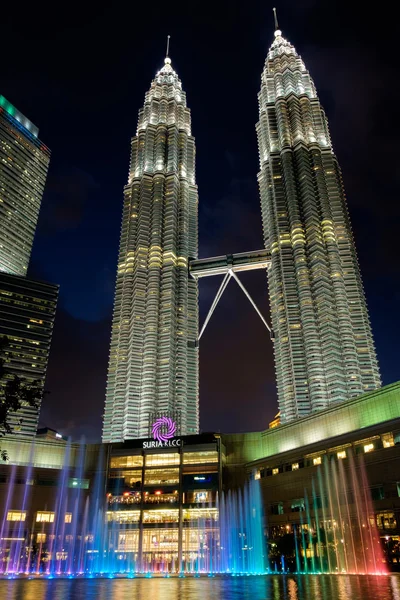 KUALA LUMPUR, MALAYSIA - 29 февраля: Petronas twin towers at nig — стоковое фото