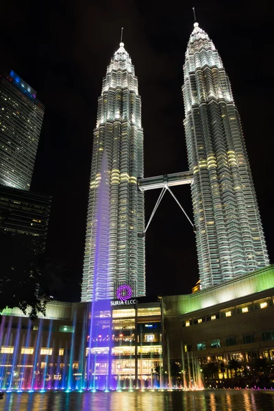 クアラルンプール、マレーシア - 2 月 29 日: ペトロナス tw の夜景 — ストック写真