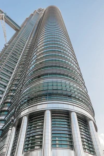 KUALA LUMPUR, MALÁSIA - FEVEREIRO 29: Uma das torre gêmea Petronas — Fotografia de Stock