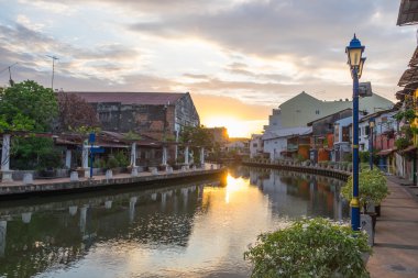 Nehir, ev ve riverwalk Malacca gündoğumu ile görünümünü