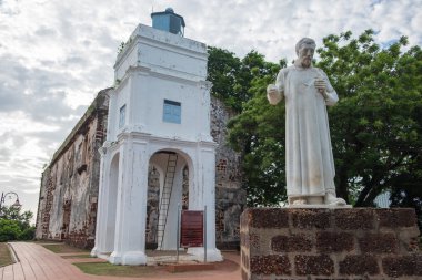 St Francis Xavier heykeli önünde St Paul's kalıntıları