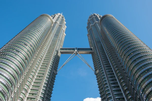 Onderaanzicht van Petronas twin towers. De beroemde wolkenkrabber met blauwe lucht. — Stockfoto