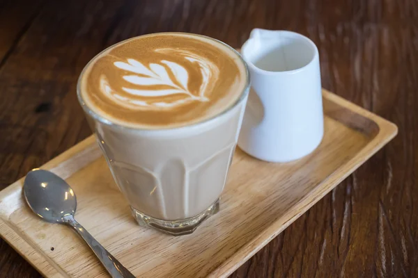 Ένα ποτήρι ζεστό latte Piccolo καφέ σε ξύλινη θήκη — Φωτογραφία Αρχείου