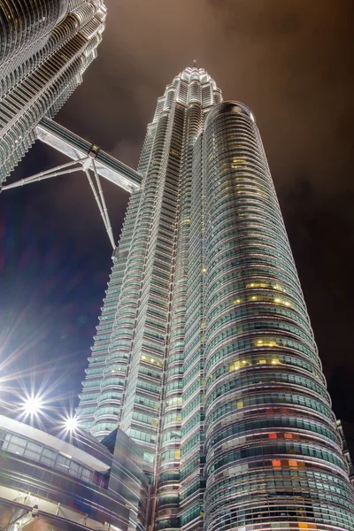 KUALA LUMPUR, MALAYSIA - 29 февраля: Ночная сцена Petronas twi — стоковое фото