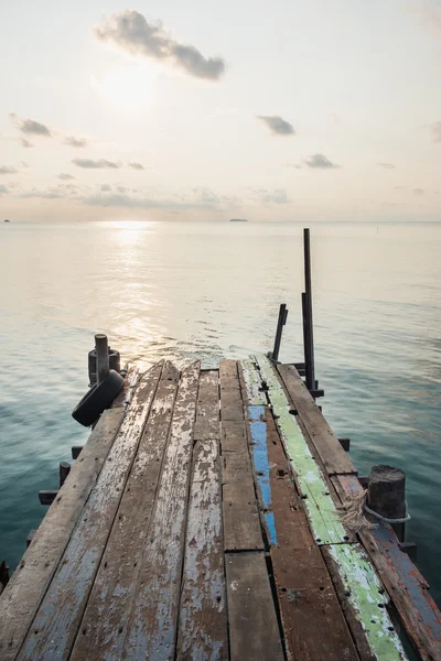 Ahşap iskele Köprüsü gündoğumu sırasında deniz manzarası ile