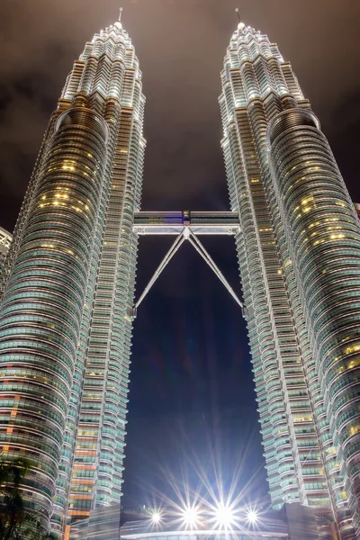 KUALA LUMPUR, MALAYSIA - 29 февраля: Ночная сцена Petronas tw — стоковое фото