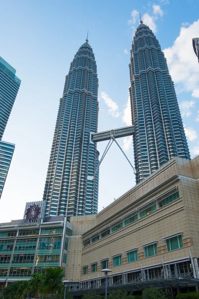 クアラルンプール、マレーシア - 2 月 29 日: ペトロナス ツイン タワーズ殖産事業展開 — ストック写真