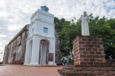 St Francis Xavier heykeli önünde St Paul's kalıntıları
