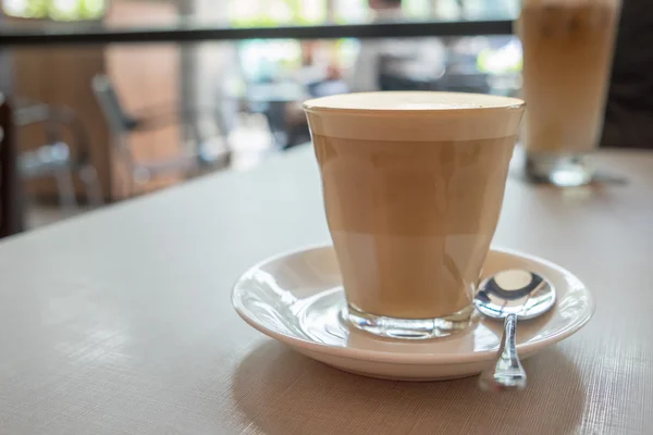 Sıcak latte sanat kafede masada kahve.