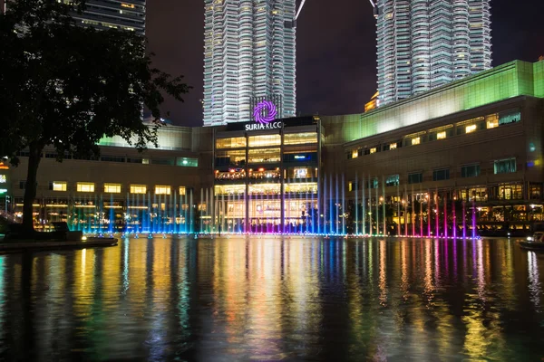Куала-Лумпур, Малайзия - 29 февраля: Цветной радужный фонтан — стоковое фото