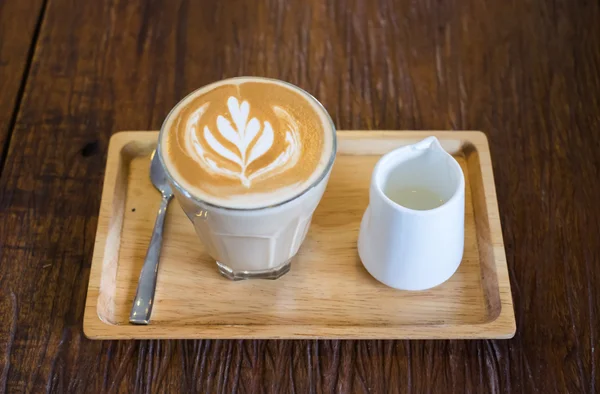 Ζεστό καφέ latte Piccolo Σερβίρετε με σιρόπι σε ξύλινη θήκη — Φωτογραφία Αρχείου
