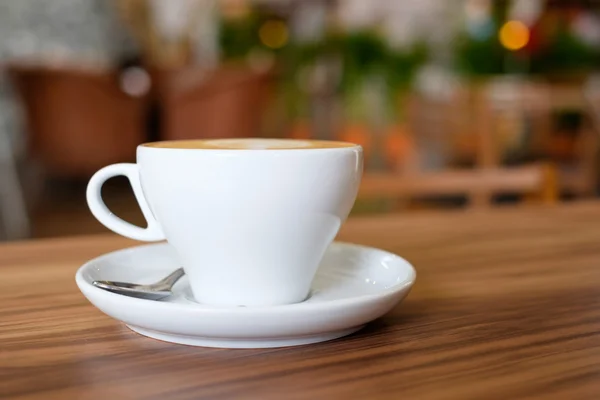 Tazza tazza bianca contenente caffè caldo sul tavolo di legno — Foto Stock