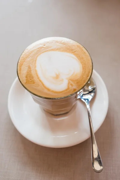 Un bicchiere di caffè macchiato in caffetteria — Foto Stock