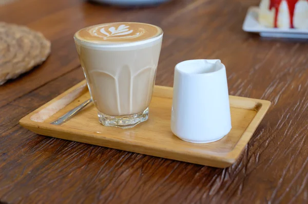 Café con leche Piccolo caliente servir con jarabe en la cafetería —  Fotos de Stock