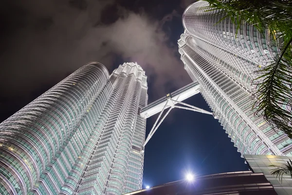 KUALA LUMPUR, MALAYSIA - 29 февраля: Ночная сцена Petronas twi — стоковое фото