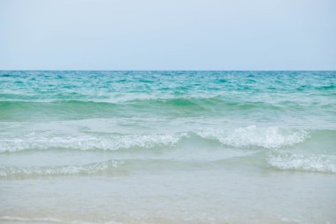 Mavi denizi ve beyaz kum plaj sakin sahne 