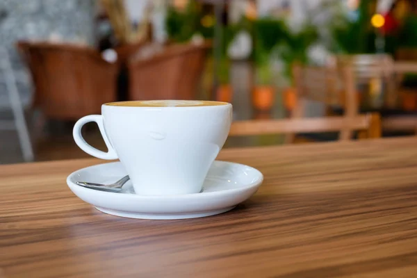Ahşap masa üzerinde sıcak kahve fincan beyaz kupa