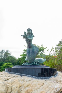 Samet Island kayada denizkızı heykeli