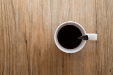 ahşap masa üzerinde sıcak siyah kahve