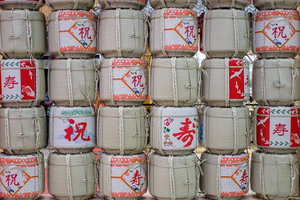 Sake fıçılar kaplı ve duvara yığılmış