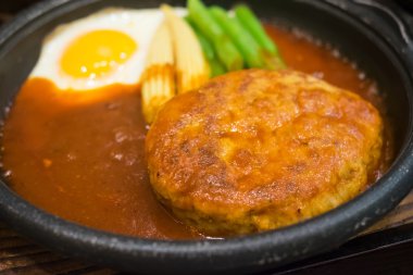 Sıcak tabak kızarmış yumurta ile domuz eti hamburger