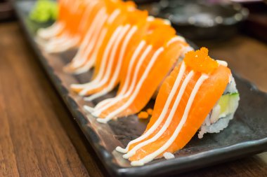 Japon restoranında somon maki