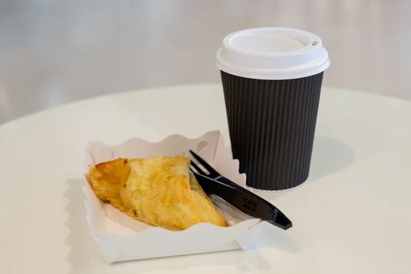 Tazza di carta di caffè caldo e torta di pollo — Foto Stock