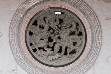 Çince ejderha taş duvara oyulmuş