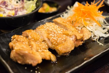 Teriyaki tavuk siyah plaka üzerinde