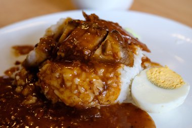 Closeup gevrek domuz eti pilav ile haşlanmış yumurta