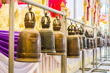 Budist pirinç çanları Wat Rai Khing içinde